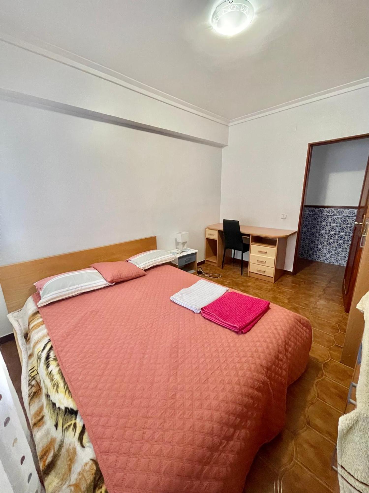 Homestay De Casal Acolhedor Laranjeiro (Lisbon)